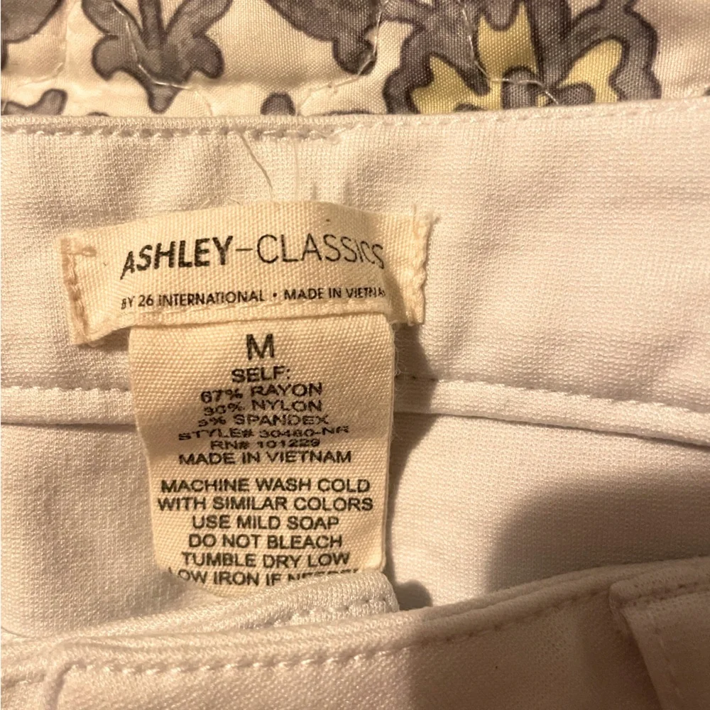 Nice white pants - Picture 2 of 3